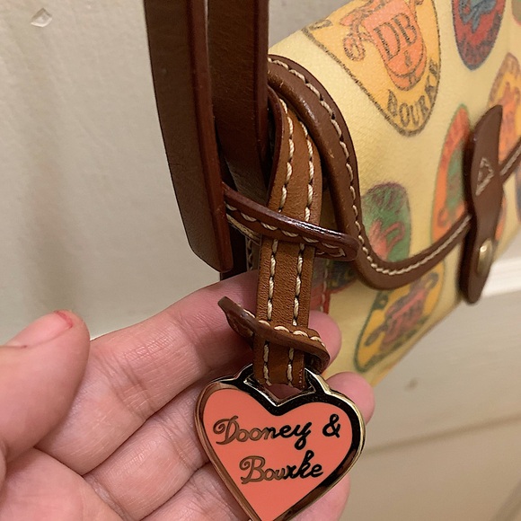 DOONEY & BOURKE Logo Medallion Crest Collection Wristlet Cream Brown Leather bag - Picture 5 of 13